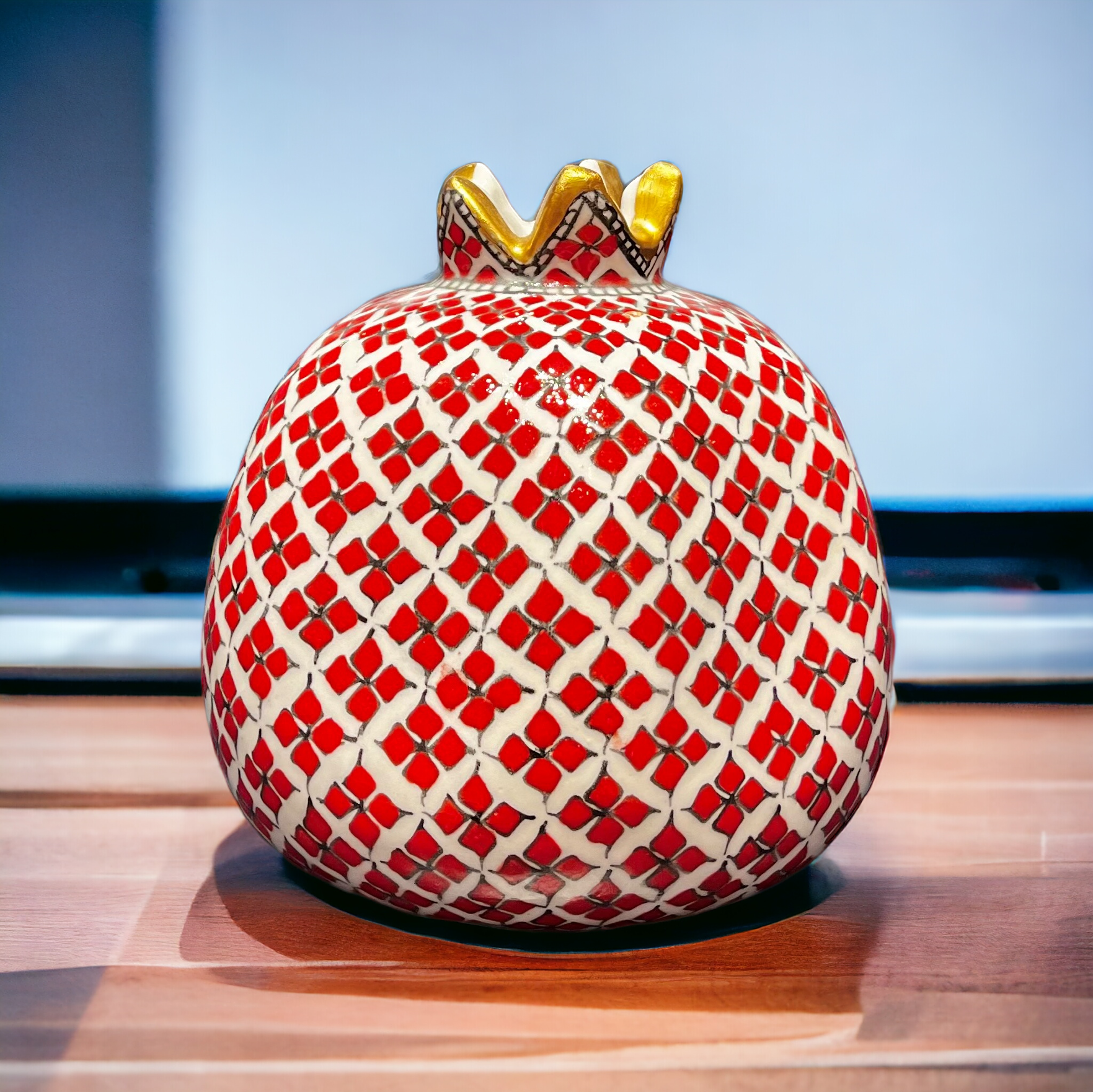 20cm quartz pomegranate with red geometric clover pattern