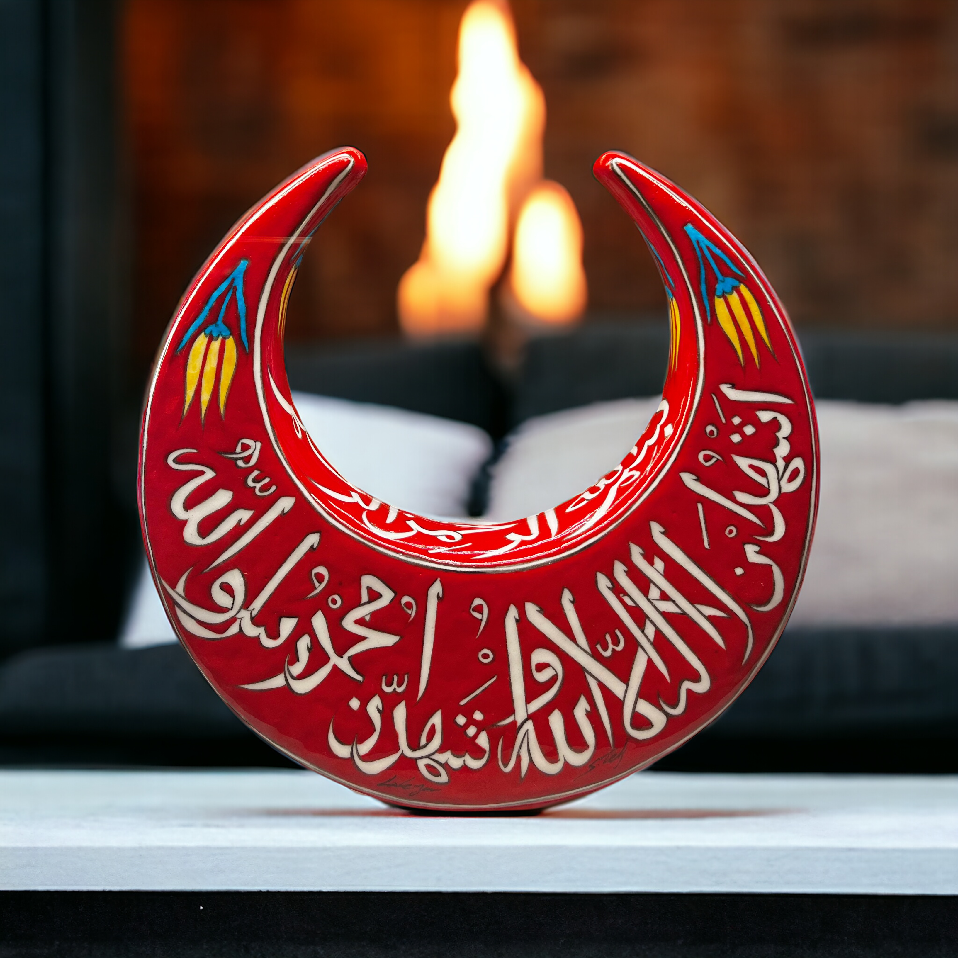 25cm Quartz moon with red background calligraphy pattern